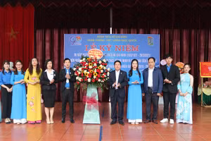 Đảng ủy, Ban Giám hiệu trường THPT Lương Ngọc Quyến tặng hoa chúc mừng Đoàn trường.