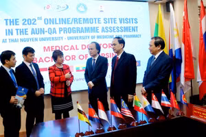 Các đại biểu trao đổi về các nội dung đánh giá chương trình đào tạo theo chuẩn AUN – QA.