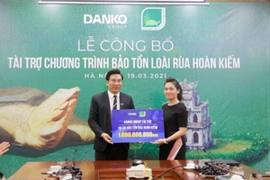 Ông Đàm Quốc Hiệp, Phó Chủ tịch Tập đoàn Danko trao tài trợ cho chương trình bảo tồn rùa Hồ Gươm.