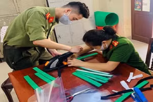 Các CBCS miệt mài cùng nhau làm tấm chắn giọt bắn chi viện cho tuyến đầu chống dịch.