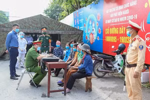 Lực lượng chức năng yêu cầu khai báo y tế và xử phạt lái xe.