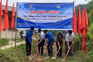 Lễ khởi công xây dựng “Cầu Hồng Ngọc Phúc Trường Minh 05” tại xã Bộc Bố, huyện Pắc Nặm (ST).