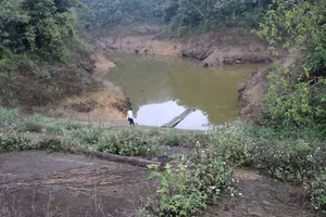 Hồ thủy lợi Mạy Đẩy đã hơn chục năm nay vẫn chưa tích nước để phục vụ tưới tiêu.