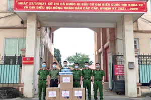  Đoàn thanh niên Công an thành phố Thái Nguyên tặng khẩu trang cho Công an tỉnh Bắc Giang và Bắc Ninh