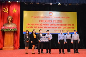 Đại diện BLĐ Danko Group trao tài trợ tại Chương trình phòng, chống dịch Covid 19 và tiếp sức đồng bào miền Nam vượt qua đại dịch của tỉnh Tuyên Quang.