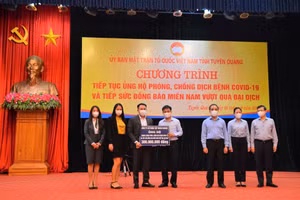 Đại diện BLĐ Danko Group trao tài trợ tại Chương trình phòng, chống dịch Covid 19 và tiếp sức đồng bào miền Nam vượt qua đại dịch của tỉnh Tuyên Quang.