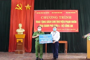 Ông Đỗ Bình Nguyên, Giám đốc Thư viện tỉnh trao tặng 260 cuốn sách cho Trại giam Phú Sơn 4.