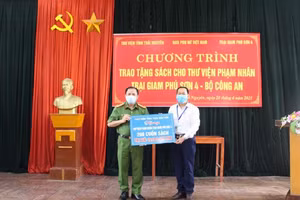 Ông Đỗ Bình Nguyên, Giám đốc Thư viện tỉnh trao tặng 260 cuốn sách cho Trại giam Phú Sơn 4.