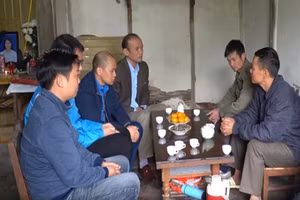 TS. Lê Hồng Thắng, Hiệu trưởng trường Ngoại ngữ - Đại học Thái Nguyên và đoàn đến thăm hỏi, động viên giúp đỡ kịp thời gia đình sinh viên gặp nạn.