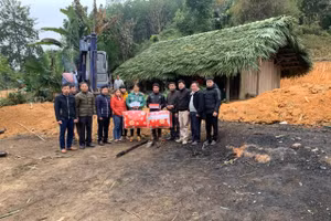 Ban giám hiệu trường THPT Trung Sơn và các em học sinh đã kịp thời động viên, chia sẻ khó khăn với gia đình bị hỏa hoạn.