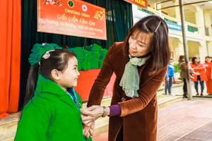 Học sinh tại xã Minh Lập (Đồng Hỷ, Thái Nguyên) được tặng áo ấm 