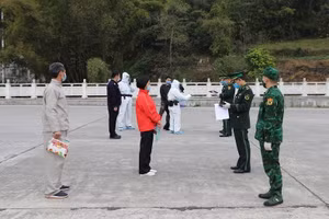 Lực lượng chức năng tiếp nhận công dân do phía Trung Quốc trao trả.