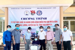 Đoàn cán bộ, bác sĩ của Trường Đại học Y – Dược Thái Nguyên đã tổ chức khám, chữa bệnh và cấp thuốc miễn phí cho hơn 100 đối tượng chính sách và người có công tại xã Phúc Lương (Đại Từ) .