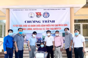 Đoàn cán bộ, bác sĩ của Trường Đại học Y – Dược Thái Nguyên đã tổ chức khám, chữa bệnh và cấp thuốc miễn phí cho hơn 100 đối tượng chính sách và người có công tại xã Phúc Lương (Đại Từ) .