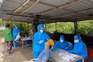 Lực lượng y tế khẩn trương truy vết, cách ly, lấy mẫu xét nghiệm các trường hợp liên quan (Ảnh minh họa).