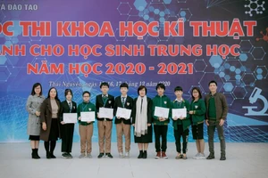 Cô Phạm Thị Thanh Bình (thứ 5 từ trái sang) cùng các học sinh, thầy cô tham dự Cuộc thi Khoa học kỹ thuật dành cho học sinh THCS năm học 2020-2021.