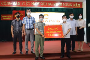 Đại diện Công ty TNHH Toyota Thái Nguyên trao tiền hỗ trợ