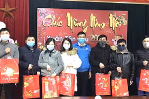 Lãnh đạo CĐVC tặng quà Tết cho NLĐ có hoàn cảnh khó khăn
