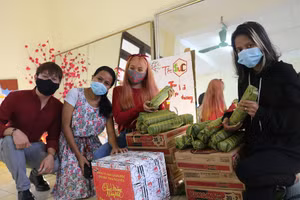 Sinh viên Khoa Quốc tế, ĐH Thái Nguyên cảm nhận hương vị Tết Việt bên những chiếc bánh chưng xanh