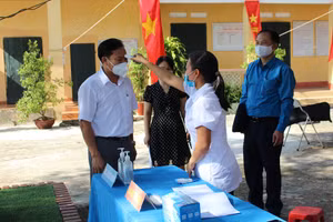 Các nhà trường tăng cường thiết bị y tế như máy đo thân nhiệt, dung dịch sát khuẩn giữ an toàn cho học sinh.