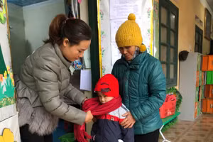 Học sinh trường Mầm non Yên Đổ (Phú Lương, Thái Nguyên) được cô giáo và gia đình quan tâm giữ ấm.