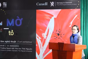 Nghệ sĩ Đinh Thảo Linh tư vấn nghệ thuật của triển lãm chia sẻ tại chương trình.