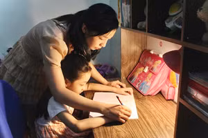 Ngày trẻ học trên lớp, tối về lại cùng cha mẹ làm bài tập về nhà.