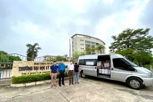 Trường ĐH Kỹ thuật Công nghiệp (ĐH Thái Nguyên) đã trao tặng dung dịch rửa tay và khẩu trang y tế cho huyện Phú Bình (Thái Nguyên) và tỉnh Bắc Giang.