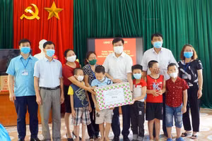 Chủ tịch UBND tỉnh Nguyễn Long Hải thăm và tặng quà cho trẻ em nhân dịp tết thiếu nhi 1/6.