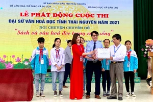 Tặng sách cho các em học sinh trường THCS Chu Văn An.