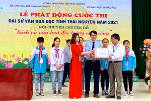 Tặng sách cho các em học sinh trường THCS Chu Văn An.
