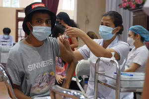 Lưu học sinh của Khoa Quốc tế, Đại học Thái Nguyên tiêm mũi 1 vắc-xin phòng ngừa Covid-19.