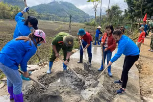 Đoàn viên, thanh niên tham gia làm đường giao thông tại thôn Quan Làng, xã Thanh Vận.