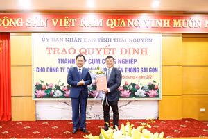 Chủ tịch UBND tỉnh Thái Nguyên, Trịnh Việt Hùng trao quyết định thành lập 3 cụm công nghiệp cho ông Đặng Thành Tâm Chủ tịch HĐQT Công ty CP Công nghệ Viễn thông Sài Gòn (Saigontel).