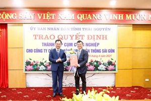 Chủ tịch UBND tỉnh Thái Nguyên, Trịnh Việt Hùng trao quyết định thành lập 3 cụm công nghiệp cho ông Đặng Thành Tâm Chủ tịch HĐQT Công ty CP Công nghệ Viễn thông Sài Gòn (Saigontel).