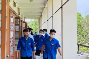 Sinh viên hỗ trợ dọn dẹp vệ sinh khu cách ly tập trung tại Đại học Thái Nguyên.