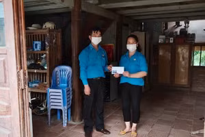 LĐLĐ huyện Thạch An đến thăm hỏi, trao tiền hỗ trợ 1.000.000 đồng cho đoàn viên chịu ảnh hưởng dịch bệnh Covid–19 (Nguồn: VP LĐLĐ tỉnh Cao Bằng).