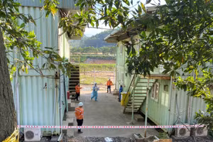 Nhân viên y tế lấy thông tin của các F1 tại khu cách ly tập trung.