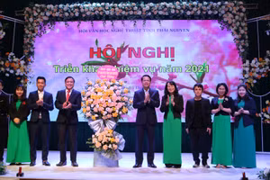 Đồng chí Dương Văn Lượng, Phó Chủ tịch UBND tỉnh Thái Nguyên tặng hoa chúc mừng Tạp chí Văn nghệ Thái Nguyên ra mắt số đầu tiên.