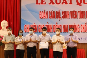 Ban Giám đốc Đại học Thái Nguyên trao quà cho đội tình nguyện.