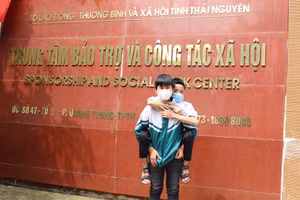 Tú thường dậy thật sớm để kịp giờ đưa đón bạn tới trường.