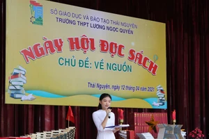 Học sinh nhà trường thuyết trình giới thiệu mô hình trưng bày sách tại ngày hội.