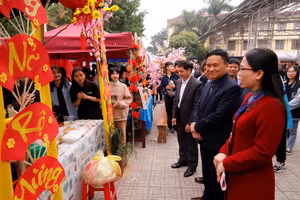 Ban giám hiệu trường THPT Ngô Quyền và trường Đại học CNTT – TT (ĐH Thái Nguyên) thăm quan gian hàng Hội chợ Xuân Tân Sửu năm 2021. 