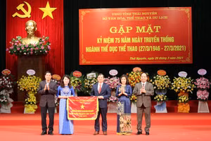 Đồng chí Phạm Hoàng Sơn, Phó Bí thư Thường trực Tỉnh ủy, Chủ tịch HĐND tỉnh trao tặng Cờ thi đua xuất sắc của UBND tỉnh cho Sở Văn hóa, Thể thao và Du lịch.