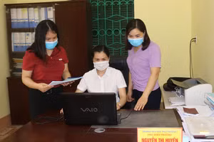 Ban Giám hiệu và giáo viên trường THCS Lâu Thượng (huyện Võ Nhai) cập nhật thông tin trên hệ thống TEMIS.