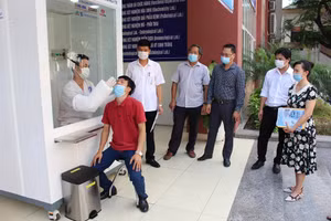 Bốt lấy mẫu xét nghiệm Covid giúp nhân viên y tế đảm bảo an toàn.