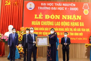 Thừa ủy quyền của Chủ tịch nước, bà Nguyễn Thanh Hải, Bí thư Tỉnh uỷ trao Huân chương Lao động hạng Ba cho đại diện Trường Đại học Y-Dược Thái Nguyên.