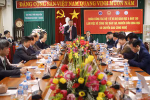 Thứ trưởng Bộ GD&ĐT Nguyễn Văn Phúc và Thứ trưởng Bộ Y tế Trần Văn Thuấn đã có buổi làm việc với trường Đại học Y – Dược (ĐH Thái Nguyên).