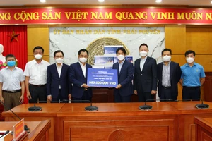 Ông Trịnh Việt Hùng, Chủ tịch UBND tỉnh, Trưởng Ban Chỉ đạo Phòng, chống dịch COVID-19 tỉnh Thái tiếp nhận ủng hộ từ Công ty TNHH Samsung Electronic Việt Nam - Thái Nguyên 