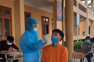 Trung tâm Y tế huyện Phú Bình đã huy động lực lượng nhanh chóng tiến hành lấy mẫu xét nghiệm toàn bộ người dân 2 xóm La Muôi và La Tú (Báo Thái Nguyên).